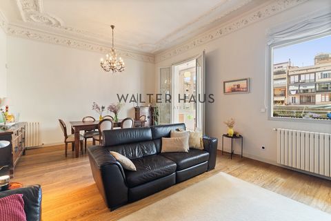 Walter Haus presenta un fantástico piso familiar ubicado en la calle Roger de Llúria, en pleno Cuadrado de Oro del Eixample Derecho, a tan solo dos calles del icónico Passeig de Gràcia. Con una superficie construida de aproximadamente 240 m², esta vi...