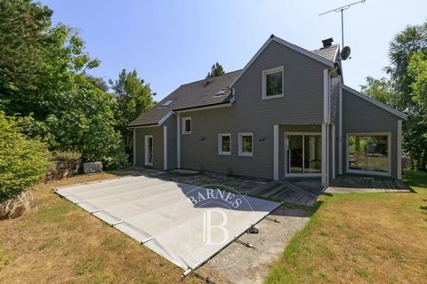 Idéalement située au calme tout en étant à proximité de toutes commodités, Barnes vous présente cette belle maison à ossature bois d’environ 173 m², édifiée sur un terrain de 926 m², composée comme suit : - Au rez-de-chaussée : une entrée avec dressi...