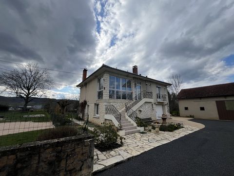 Maison familiale avec studio indépendant, vue sur les tours Saint-Laurent.