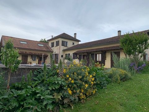 Une maison d'habitation spacieuse avec piscine