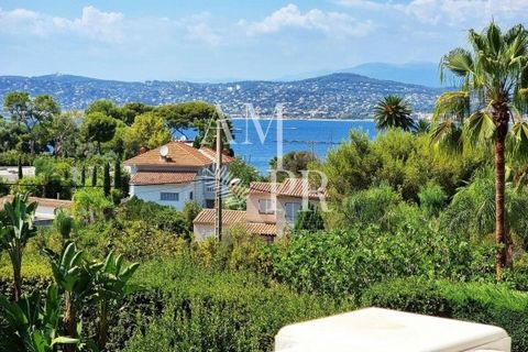 Prachtig pand om op te frissen aan de westkant van de Cap d'Antibes met een prachtig uitzicht op zee. Het heeft een uitzonderlijke ligging in een rustige omgeving, dicht bij de stranden en het mythische Eden Roc hotel. De woning bestaat uit een hoofd...