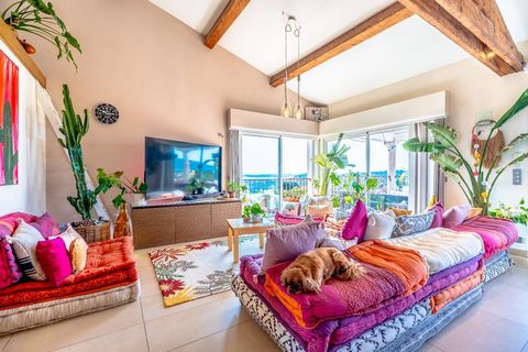 In een rustige woonwijk dicht bij de golfbaan, prachtige villa met een prachtig uitzicht op zee. Op het zuidwesten gelegen en badend in het zonlicht, een ideaal familiehuis met veel ruimte om bezoekende gasten te ontvangen. De accommodatie omvat een ...