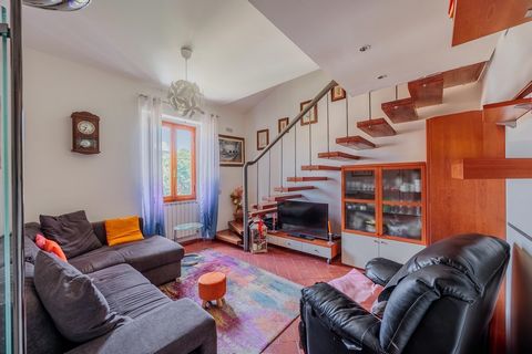 Dit mooie tweekamerappartement is gelegen op de derde en bovenste verdieping van een goed onderhouden pand, op korte loopafstand van het pittoreske centrum van Greve in Chianti. Dankzij de bevoorrechte ligging biedt het niet alleen uitstekende toegan...