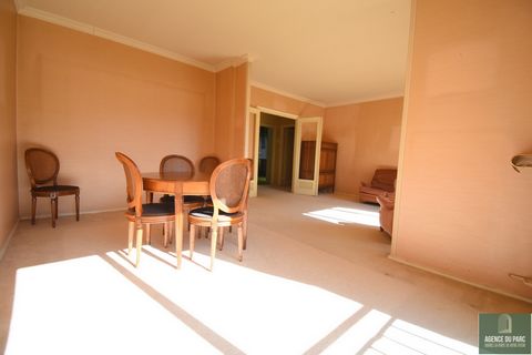 Centre ville. A proximité immédiate des écoles, du collège et des commerces et à 10 mn à pied de la gare. Bel appartement traversant de 117 m2 comprenant une entrée, une cuisine séparée, un double séjour de 33 m2 donnant sur le jardin, sans vis à vis...