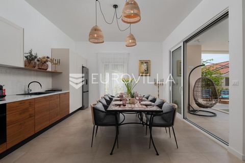Solin, Kučine, modernly decorated and fully equipped two-story house with a heated pool and sea view.Available for rent outside the tourist season (from September 15, 2025 to May 15, 2026).On the ground floor, right next to the pool, there is a kitch...