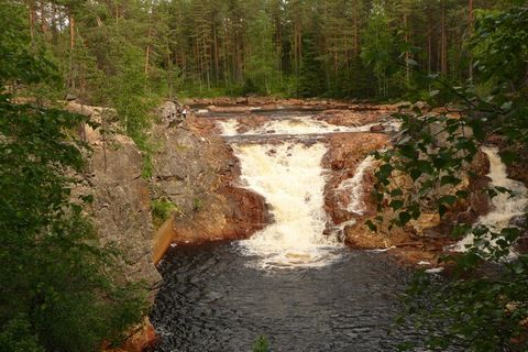 Bienvenue dans cette vaste maison de vacances à Letafors, Sysslebäck, idéale pour les grands groupes et les familles. Nichée au cœur de la paisible région suédoise du Värmland, elle allie confort et aventure. Imaginez-vous réunis autour de la cheminé...
