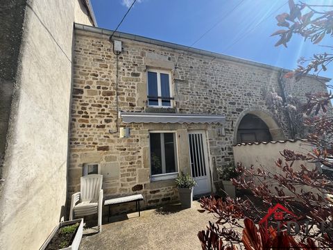 Agence IDLR Bourbonne Les Bains vous propose cette maison rénovée dans le village de Chauvirey le Chatel.Située dans un environnement calme et recherché, cette magnifique maison de 134 m2 habitables séduira les amoureux du charme de l’ancien associé ...