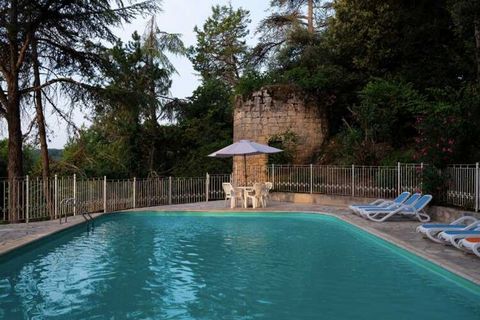 Checkmyguest vous invite à une escapade unique dans un château historique français niché en pleine nature. Séjournez dans un élégant appartement et profitez d'un accès à un magnifique domaine avec piscine, court de tennis et 20 hectares de verdure. D...