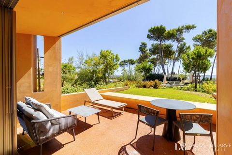 We present this sophisticated 1 bedroom apartment located in Palmares, full of charm, comfort and sophistication. Just steps away from the Clubhouse, communal pool and other amenities of the development, the property offers stunning views of the golf...