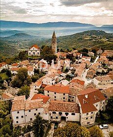 Location: Istarska županija, Gračišće, Gračišće. ISTRIA, GRAČIŠĆE - Building land ideal for investment 1166 m2 Building land in Gračišće 1166 m2 for sale. The land is building land, and the purpose is residential. The land is attached to the road on ...