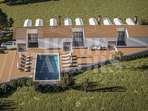 Excellente opportunité d'investissement avec un fort potentiel de plus-value, à Setúbal : Terrain rustique de 22 160 m², avec une parcelle urbanisable, dans la zone de Quinta das Machadas, entouré par la nature, avec un bon accès et à quelques minute...