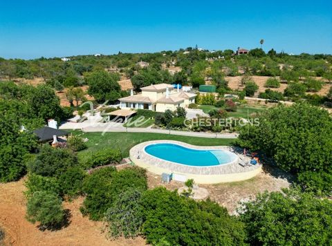 Located in the peaceful countryside of Boliqueime, this spacious west-facing villa offers an ideal blend of comfort, privacy and nature, set on an impressive 18,350m² plot with beautifully landscaped gardens and a wide variety of over 40 fruit trees,...