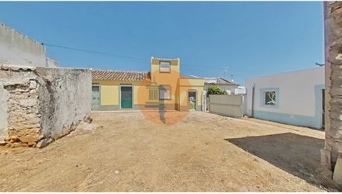 Huis met grond en bijgebouwen op 5 minuten van Fuzeta, Olhão en Moncarapacho Unieke kans! Woning met een perceel van 1.000 m² gemengd land, vol fruitbomen, gelegen in een rustige omgeving maar toch zeer dicht bij alle voorzieningen - op slechts 5 min...