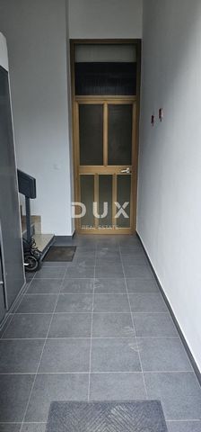 RIJEKA, TURNIĆ - kantoorruimte voor gemengd gebruik, toegang voor kleinere vrachtwagens Kantoorruimte bestaande uit 16 kamers, gelegen op een frequente locatie, staat te koop. Dit gebied vertegenwoordigt een uitstekende investeringsmogelijkheid gezie...