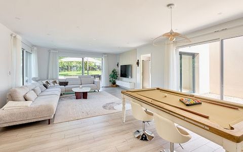 Clean lines for a fluid life: Built in 2023 in a quiet neighborhood just steps away from Vesoul, this contemporary house combines quality architecture, constant light, and generous volumes. The living room opens widely onto the terrace, the kitchen b...