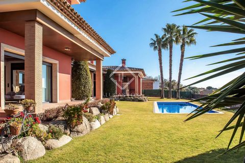 This exceptional south-facing house is located in a prestigious quiet residential area of Santa Cristina d'Aro, on the Costa Brava, very close to the pleasant centre of the town, with all its services. It is also close to some of the most beautiful b...