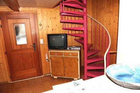 Ten piękny rustykalny drewniany domek dla maksymalnie 4 osób w spokojnej i słonecznej okolicy znajduje się w Betten w kantonie Valais, z pięknym widokiem na okoliczne góry. Domek posiada przestronny salon, otwartą kuchnię, 2 sypialnie, 1 łazienkę, du...