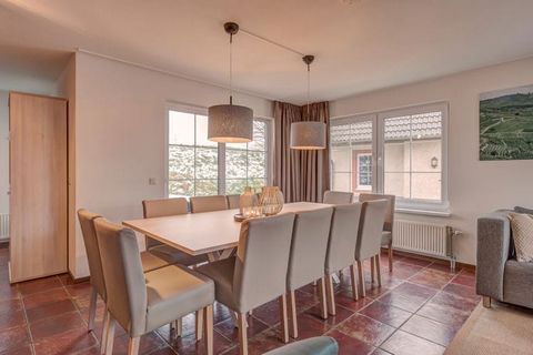Deze vrijstaande villa's liggen op Ferienresort Cochem en zijn in 2017 gerestyled. De inrichting is modern, comfortabel en gezellig. U beschikt over een fijne woonkamer met vloerverwarming en een open keuken met diverse apparatuur. Op de begane grond...