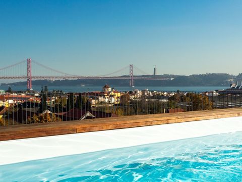 Lisboa> Belem: Luxurious 3 bedrooms apartment overlooking the Tagus River, 25 de Abril Bridge and Ajuda Palace, inserted in the private condominium UNIQUE BELEM with communal pool, gym and private gardens. Good areas, 3 bedrooms, large living room, k...