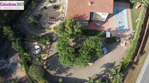 Il s’agit d’un domaine de plus de 16 000 m², dont 10 000 sont utilisés comme oliveraies sous l’appellation d’origine Siurana et 6 000 dans la zone de la villa, des jardins et de la piscine. Il contient deux logements, le principal et la maison d’amis...