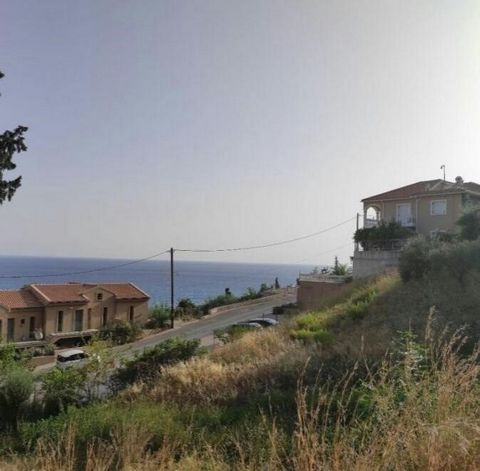 A vendre un terrain de 3 148 m².m. à Céphalonie, municipalité de Livathos (Lourdata) – Emplacement Finikia, hors plan de la ville, constructible, construit 200 m². La propriété est située à 340m de la mer (environ 6 minutes à pied de la plage de Lour...