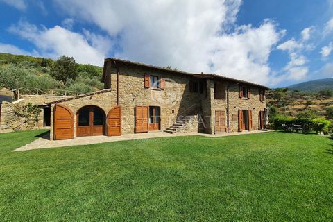 В красивом пейзажном контексте Тосканы с прекрасным видом на Кортону на продажу престижная собственность - великолепный каменный дом площадью 200 кв.м (4 спальни и 5 ванных комнат), отремонтированный в 2020 году, с земельным участком площадью 20000 к...