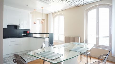 One bedroom apartment with a surface area of ​​65m², located on the 1st floor with elevator, of a luxury building in the 17th arrondissement. The apartment is fully equipped: internet connection, heating, TV, ceramic hob, fridge, microwave, oven, fre...