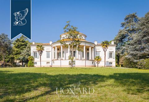 A Faenza, in Emilia Romagna, si trova attualmente in vendita questa splendida villa. Con una superficie interna complessiva di circa 800 mq, la villa si sviluppa su tre piani ed è circondata da un bellissimo parco. La facciata principale della propri...