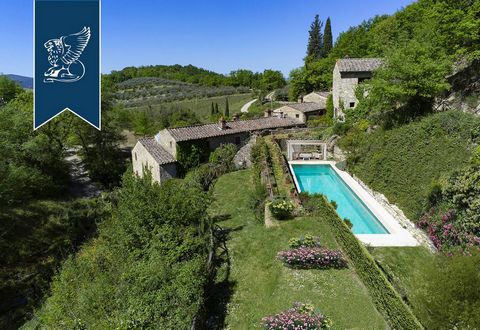 This stunning property surrounded by a fairytale setting and delimited by a charming stream is for sale in Castellina in Chianti, in Siena's leafy countryside. This property measures 650 sqm overall and is composed of a main estate and two charm...