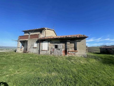 PIANCASTAGNAIO (SI): 27 hectare farm with farmhouse and annexes, composed of: - 24 hectares of arable land partly on gentle hills and with pac shares; - 3 hectares of woodland; - small olive grove - farmhouse of 150 sqm on two levels, to be restored,...
