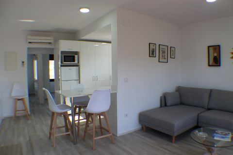 Dit comfortabele appartement ligt in Roses in Catalan, Costa Brava, in de provincie Gerona, Catalonia. Roses ligt aan de noordelijke kust van de Gulf of Roses en ten zuiden van Cape Creus. De accommodatie maakt deel uit van een levendige woonwijk in ...