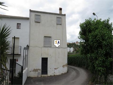 Dieses möblierte, charaktervolle Anwesen liegt etwas außerhalb der Stadt Fuensanta de Martos in der Provinz Jaen in Andalusien, Spanien. Es gibt eine Gasse, die zu mehreren Häusern führt, mit Parkplätzen direkt vor der Tür. Betreten Sie die Eingangst...