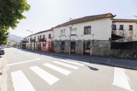 Edificio para venda com 6 divisões de utilização independente, no centro de Vieira do Minho, a 10 min da barragem da Caniçada e Parque Nacional Peneda Gerês, bem como a 20min da cidade de Braga. Nos 6 blocos te utilização independente, existem 5 bloc...