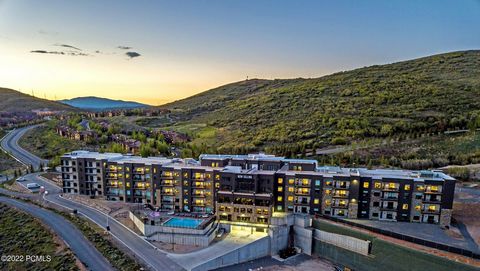Black Rock Luxury Condominiums is perfectly located within minutes from Park City, 4 world class ski resorts, including the new Jordanelle Expressway and an easy commute to the Salt Lake City International Airport. Upgraded and include gorgeous furni...