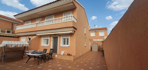 Fantastic semi detached villa located in a good area, close to shops, schools and beach in San Javier, Murcia, the house has a big living area, 4 bedrooms, 2 full bathrooms, lovely kitchen and ample patio on the front, back and side, this house must ...
