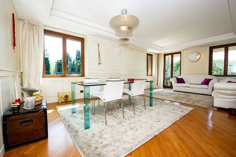 Bergamo, a stone's throw from the enchanting Val d'Astino in a quiet foothill area surrounded by a splendid residential area, prestigious apartment in a building of only four residential units. We offer on the second and last floor very sunny apartme...