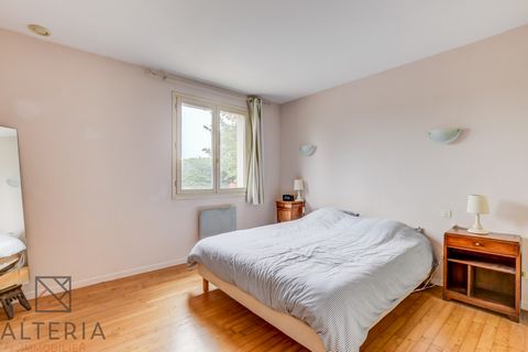 ALTERIA IMMOBILIER LABEGE exclusively offers you this type 6 house of 155m2 located 5 minutes from the city center of Labège. It consists on the ground floor of an entrance hall of about 7m2 opening onto a living room of about 33m2, a separate fitted...