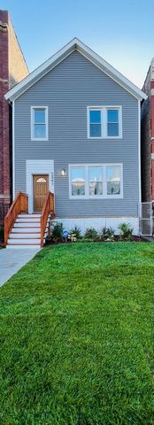Motivated Seller is willing to help with Interest Point Buy Down/Closing costs....This beautiful home is just fifteen minutes south of downtown Chicago. Washington Park offers urban living with the added convenience to historical universities and ama...