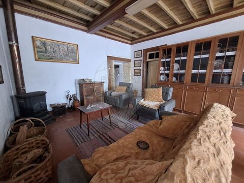 4 BEDROOM VILLA WITH THREE LIVING ROOMS, TWO BATHROOMS AND TERRACE IN THE HISTORIC CENTER OF MÊDA. The villa is developed on the ground floor and can be easily adapted to your needs. At the moment it is divided into four bedrooms, all with window and...