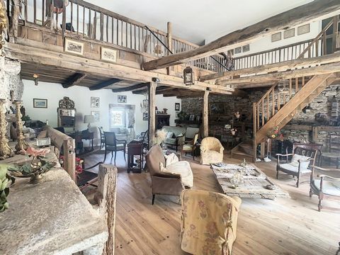 On the Chemin de St Jacques, former coaching inn offering very spacious rooms and tastefully restored while keeping all the character of the old. With more than 300 m² of living space, this building has everything to please: On the ground floor, a ma...