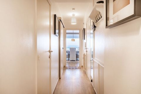 Całkowicie odnowiony i stylowo urządzony 2 pokojowy apartament nad brzegiem morza. 2. piętro z windą W odległości spaceru od sklepów i transportu publicznego. Osoby niepalące, zwierzęta nie są akceptowane. Garaż wliczony w cenę. Mieszkanie składa się...