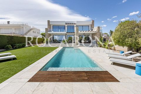 Rocabona Premium Real Estate sprzedaje ekskluzywny dom klejnotów wybrzeża Morza Śródziemnego w L'Ametlla de Mar, gdzie luksus i ekskluzywność są w harmonii z oszałamiającymi widokami na morze, port i góry. Prezentujemy spektakularną dwupiętrową willę...