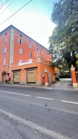 Bologne - Adjacence avec les jardins de Margherita Via Castiglione 73 m2 - Lumineux - Neuf d'une entreprise A proximité immédiate de Porta Castiglione, un appartement de 73 m2 est à vendre, en cours de rénovation complète. Il est situé au quatrième é...