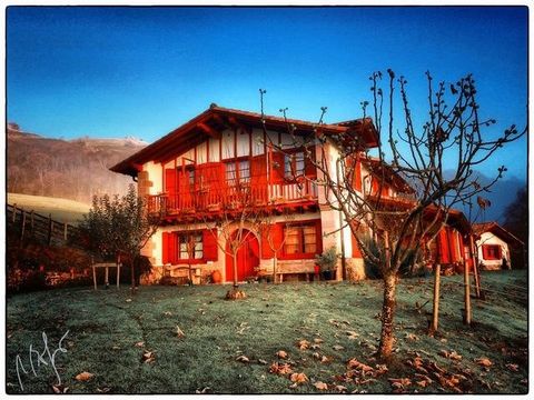 This beautiful farmhouse built in the Basque-French style and with a vintage look, is surrounded by green valleys and at the same time close to the sea. Located in a magical environment ideal for people looking to breathe tranquility. The views are m...