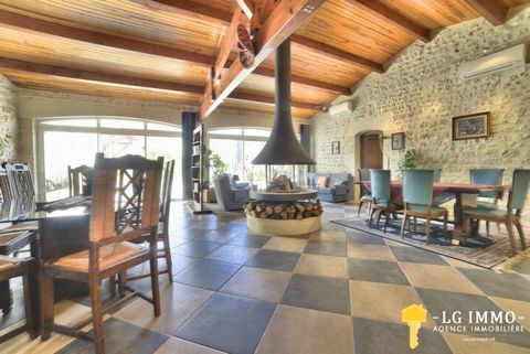 Située dans un hameau calme, à 45 minutes de Bordeaux et 30 minutes des plages, magnifique propriété pleine de charme et d'authenticité. Cette maison de 350 m2 donnant sur une cour intérieure d'environ 300 m2 avec SPA de nage et sauna comprend au rez...