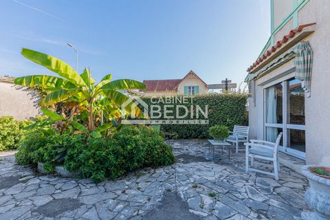 Exclusive to CABINET BEDIN - MIMIZAN CENTRE VILLE. 2 steps from shops and schools. Beautiful character house offering an entrance, a living and dining room, kitchen, 4 bedrooms, 1 of which has bathroom on the ground floor and 3 other bedrooms upstair...