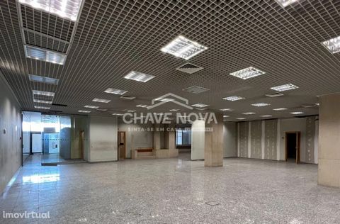 NOTE: Submission of proposals until July 07, 2023 Two interconnected stores with about 1,400 m², distributed over two floors, located in Mafamude, Vila Nova de Gaia. The properties are next to the City Hall, so it becomes a location of excellence, be...