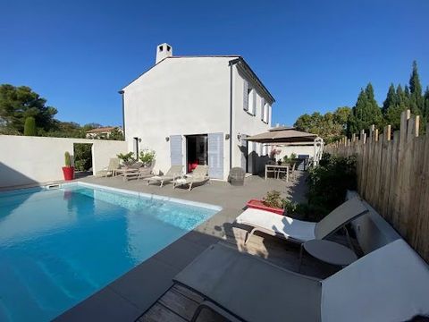 Located in a privileged, quiet area but a stone's throw from the village center of Maussane-les-Alpilles, this modern house is ideal! Completely renovated with quality materials, everything has been carefully studied to offer optimal comfort with hig...