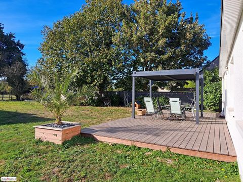 Le Gavre, in the quiet hamlet 2 minutes from the town center and 6 km from Blain; single storey family house with 50 m2 of terrace decorated with a west-facing pergola to take full advantage of the unobstructed view of the 2800 m2 plot. This healthy,...