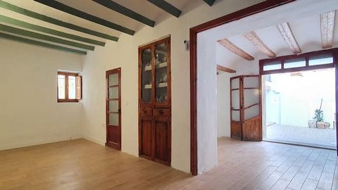 Convenience is the watchword here and that's always the case with townhouses as you are near to everything but get a lot of space for your money too without needing to use your car for everything. . . This renovated townhouse in La Pobla de Vallbona ...